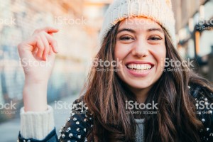 Mujer que ríe con gorro de lana, iStock